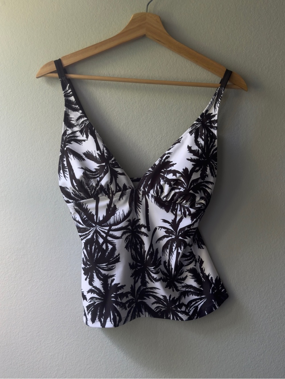 Black & White Palm-Print V-Neck bathing suit top